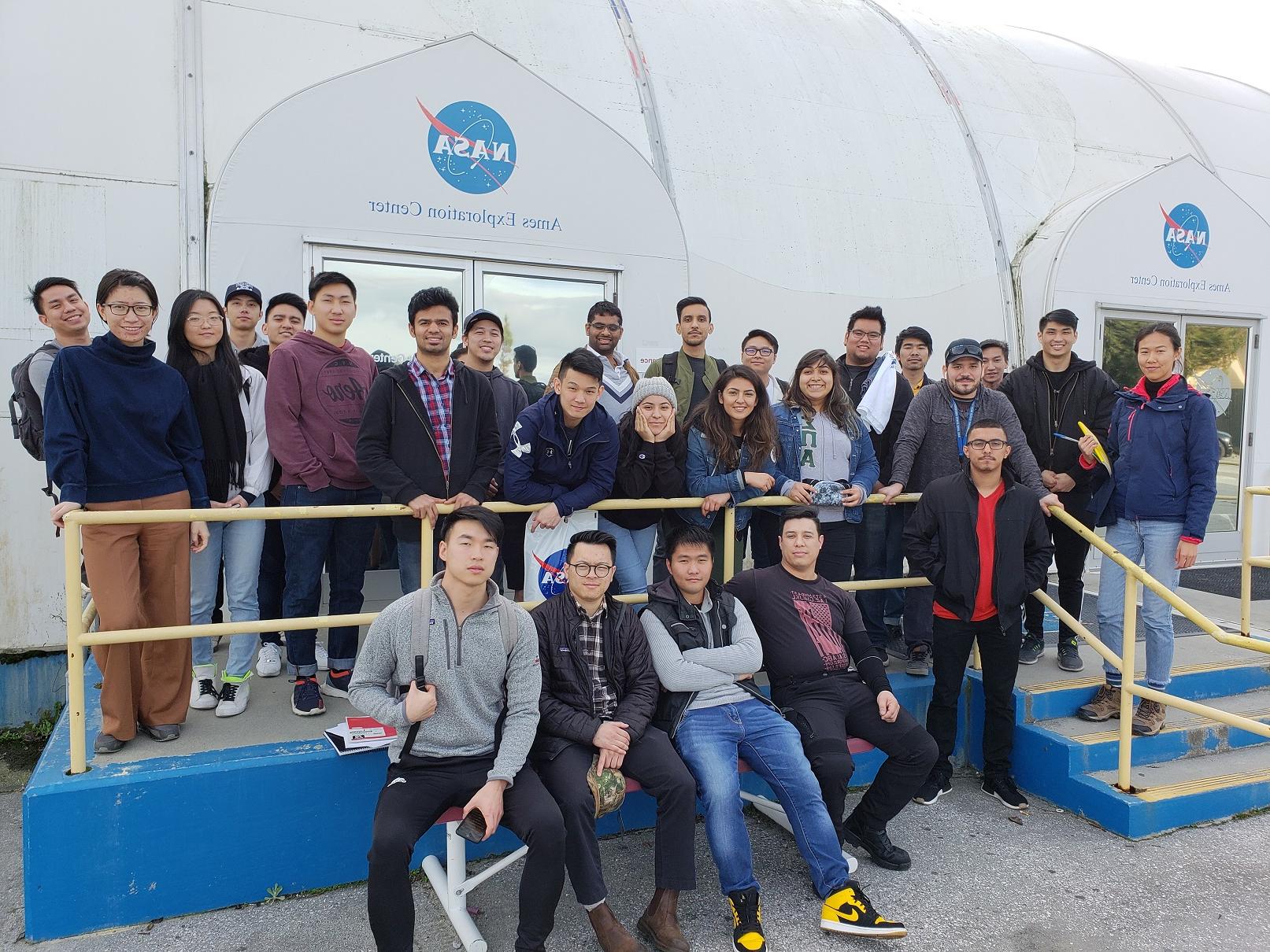 NASA艾姆斯研究中心的一组学生