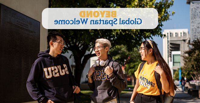 超越全球斯巴达式的欢迎——三个穿着大学服装的学生在互相交谈