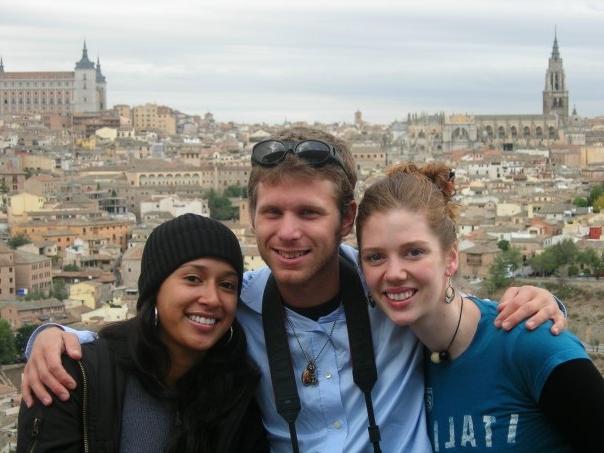 三个学生在罗马摆姿势拍照