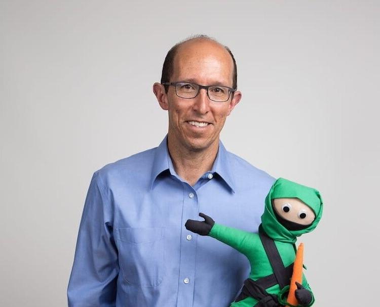 Dr. Cordero和绿色忍者吉祥物