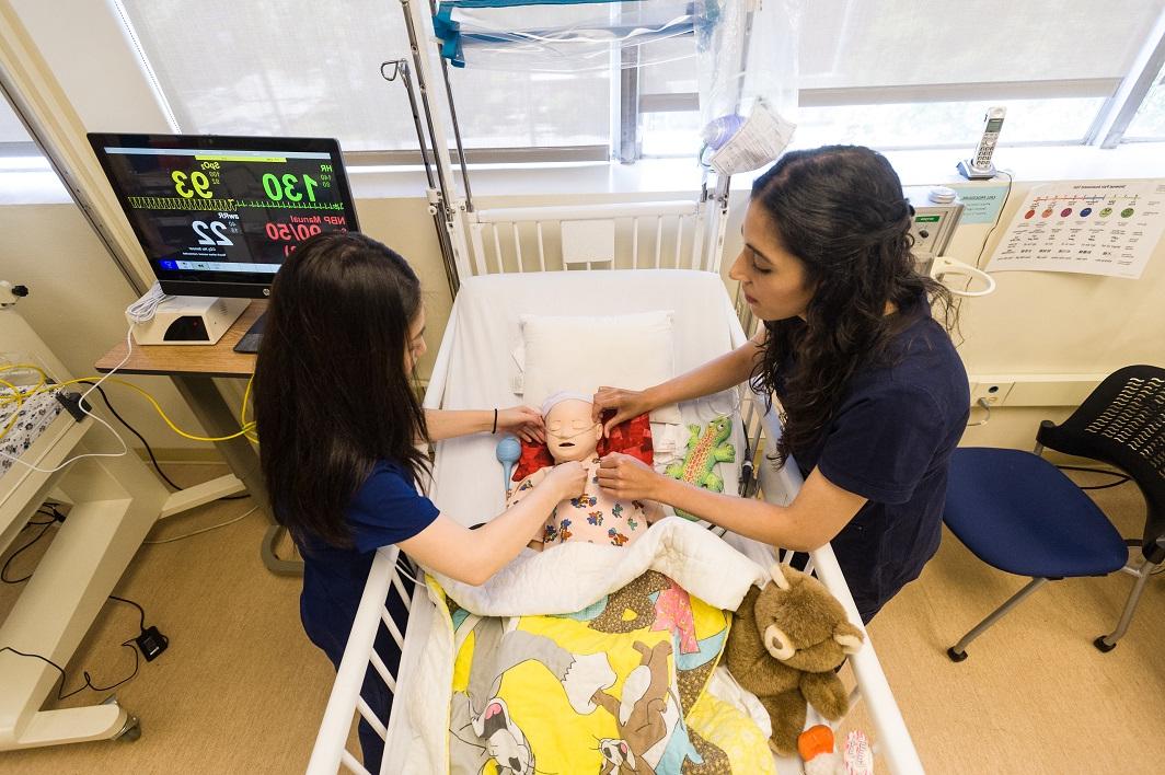 护士在TVFSON模拟实验室使用婴儿模拟技术进行学习和教学.