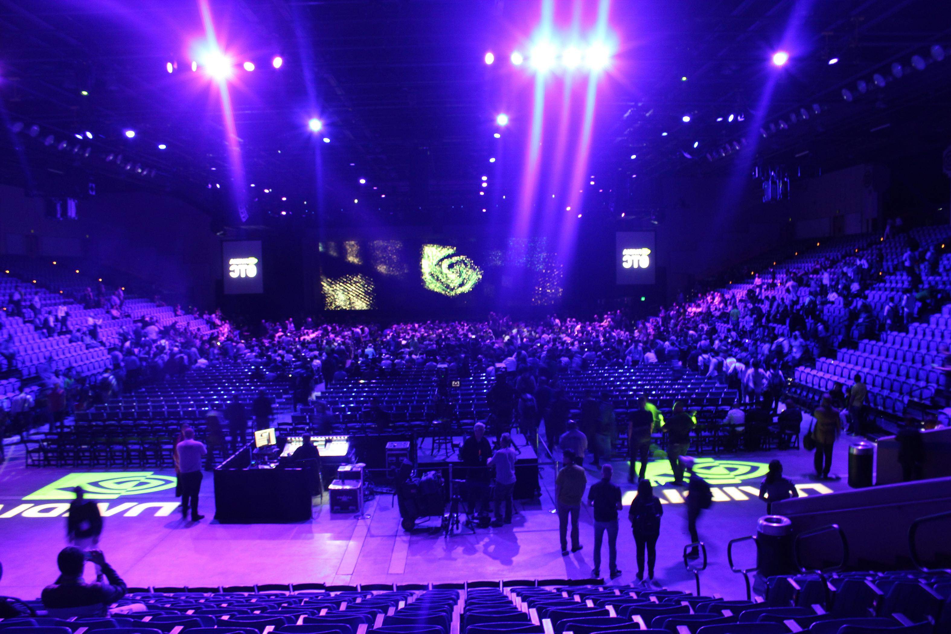 NVIDIA在活动中心设置紫色灯光和视听设置的图片.